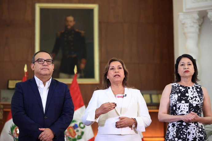 La presidenta de Perú, Dina Boluarte, acompañada del primer ministro, Alberto Otárola, y la ministra de Exteriores, Ana Cecilia Gervasi