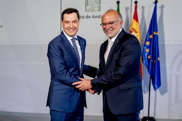 Imagen de archivo del presidente de la Junta, Juanma Moreno (d) posa con el CEO de La Academia Latina de Grabación, Manuel Abud, a 22 de febrero del 2023.