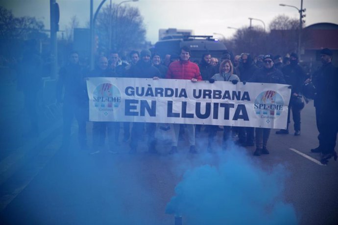 Imagen de los agentes de la Policía Local de L'Hospitalet de Llobregat (Barcelona) durante la protesta