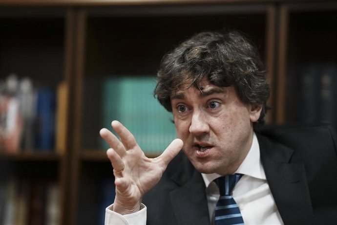 El secretario general del PSE-EE, Eneko Andueza, durante una entrevista para Europa Press en la sede de los socialistas vascos en Bilbao