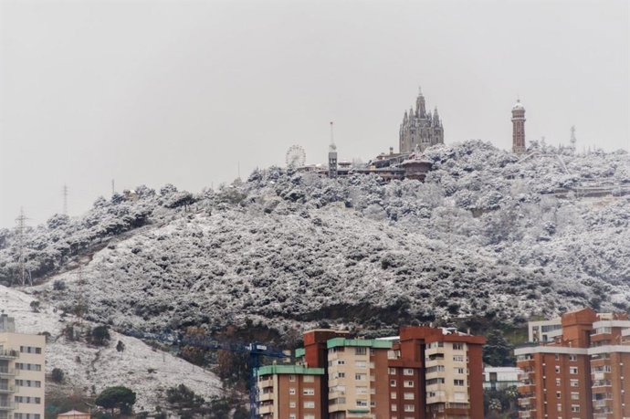 Imatge de la serra de Collserola nevada, a dia 27 de febrer de 2023