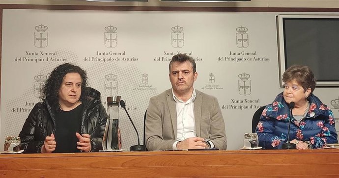 La vocal de ELA Asturias, Mónica Riera, el diputado de Ciudadanos, Luis Fanjul y la presidenta de ELA Asturias, Josefa Álvarez.