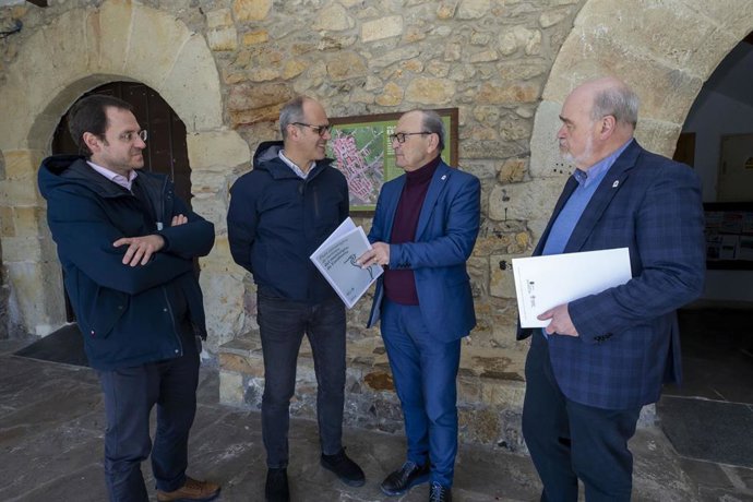 El consejero de Industria, Turismo, Innovación, Transporte y Turismo, Javier López Marcano, visita varias obras de su consejería en el municipio de Escalante.