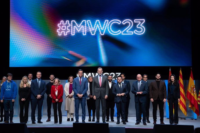 Nadia Calviño, Ada Colau, Pedro Sánchez, Núria Marín, Felipe VI, Pere Aragons, John Hoffman i Pau Relat en la reunió sobre novetats del Mobile World Congress (MWC).