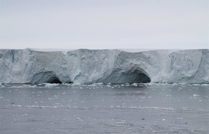 Archivo - El borde de una capa de hielo antártica en la costa del vasto continente, rodeado por el Océano Austral. Imagen capturada en 2017.
