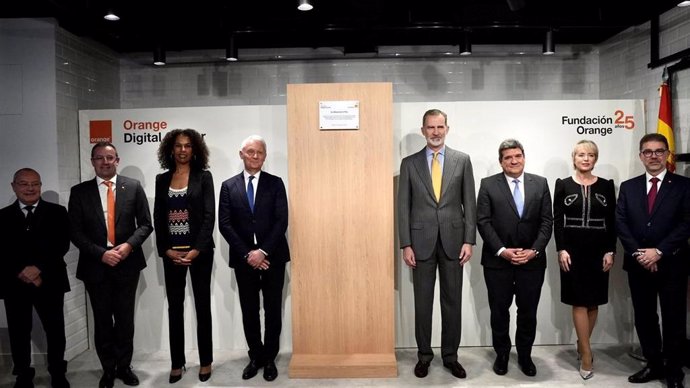 El Rey Felipe VI inaugura el Digital Center de la Fundación Orange, acompañado del ministro de Inclusión, Seguridad Social y Migraciones, José Luis Escrivá (3i) y la secretaria de Estado de Digitalización e Inteligencia Artificial, Carme Artigas (2i)
