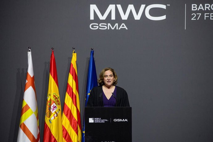 La alcaldesa de Barcelona, Ada Colau, interviene durante la cena oficial del MWC Barcelona 2023, en el Museu Nacional d'Art de Catalunya (MNAC), a 26 de febrero de 2023, en Barcelona, Cataluña (España).