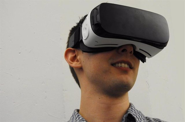 Un usuario utilizando un casco de realidad virtual