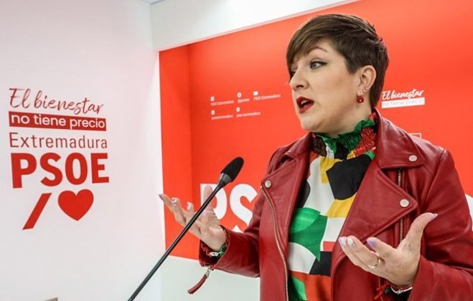 La portavoz del PSOE de Extremadura, Soraya Vega, en rueda de prensa