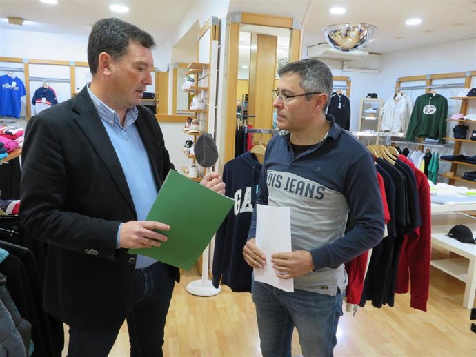 El delegado de Empleo, Empresa y Trabajo Autónomo de la Junta en Huelva, Alberto Santana, durante una visita a una empresa beneficiaria con las ayudas para el comercio y la artesanía.