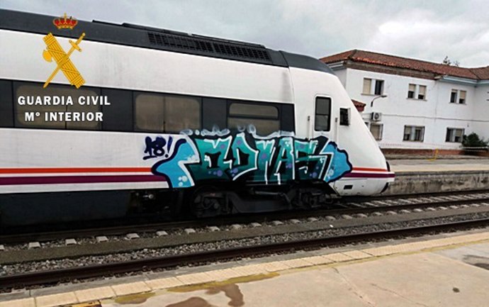 Archivo - Vagón de tren con grafiti