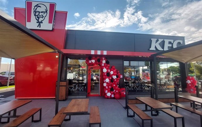 Archivo - Restaurante KFC de AmRest