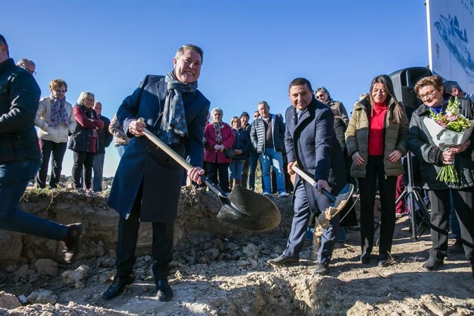 El presidente de Castilla-La Mancha, Emiliano García-Page, coloca, en Mejorada (Toledo), la primera piedra de la residencia de mayores de la localidad.