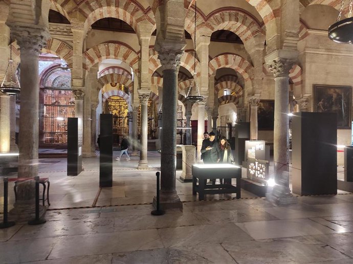 Archivo - Unos turistas visitan en el interior de la Mezquita-Catedral de Córdoba una muestra temporal, en el marco del proyecto expositivo 'Cambio de Era. Córdoba y el Mediterráneo Cristiano'.
