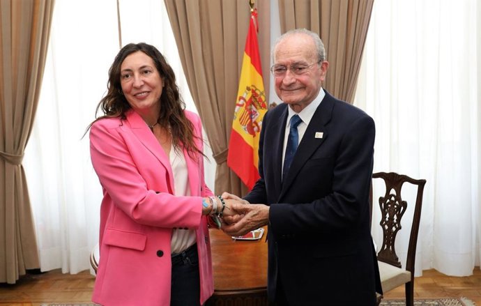 La consejera de Inclusión Social, Juventud, Familias e Igualdad, Loles López, y el alcalde de la capital, Francisco de la Torre.