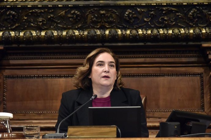 L'alcaldessa de Barcelona, Ada Colau, intervé durant una sessió plenria a l'Ajuntament de Barcelona, a 24 de febrer de 2023, a Barcelona, Catalunya (Espanya).