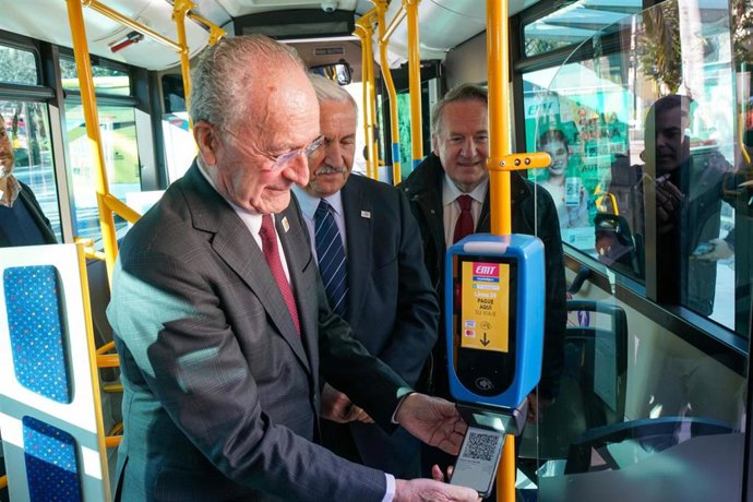 El alcalde de Málaga, Francisco de la Torre, acompañado del concejal de Movilidad, José del Río, presenta el lanzamiento de un nuevo sistema de pago con Código QR en los autobuses de la EMT