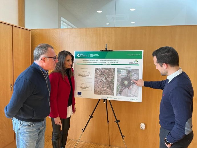 La delegada de Fomento supervisa el proyecto de mejora de seguridad vial en la carretera A-348 en Alhama de Almería