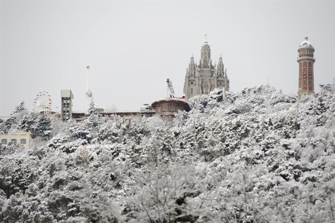 Vegetación cubierta de nieve en la Sierra de Collserola vista desde el Tibidabo, a 27 de febrero de 2023, en Barcelona, Catalunya (España). La borrasca Juliette ha dejado hoy nevadas en cotas bajas en el litoral y prelitoral de la costa central de Catal
