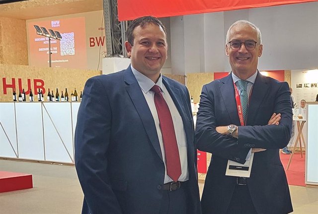 El director general de la FEV, José Luis Benítez, y el responsable comercial del sector vitivinícola de Tinsa, Javier Rondán,