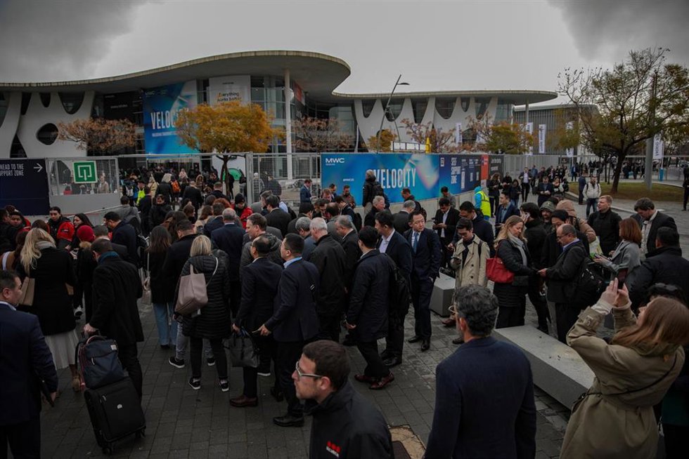 Varias personas a su llegada a la inauguración del Mobile World Congress (MWC) 2023, a 27 de febrero de 2023, en L'Hospitalet de Llobregat, Barcelona, Catalunya (España).