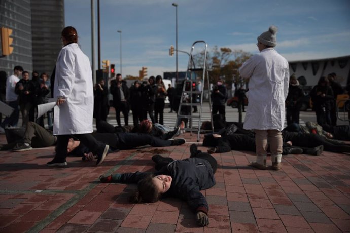 Miembros de Setem Catalunya --entidad que organiza el Mobile Social Congress (MSC)-- y Rebelión Científica realizan una 'performance' para reclamar una tecnología "justa y sostenible" en el primer día del Mobile World Congress (MWC).