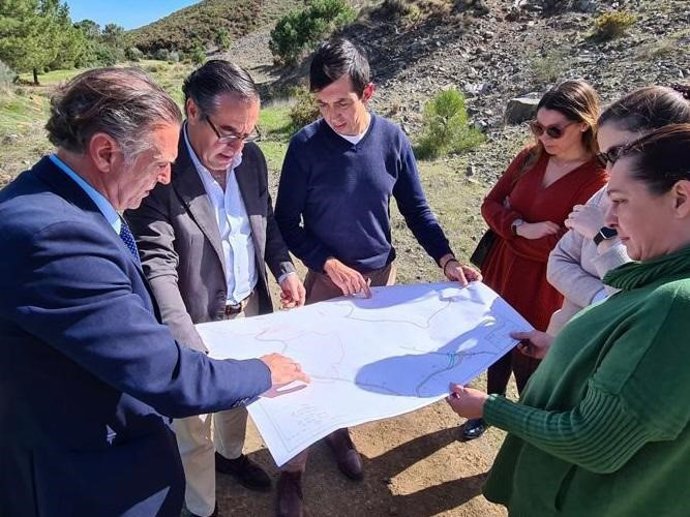 El delegado territorial de Desarrollo Educativo, Miguel Briones, junto con la secretaria general provincial de la Delegación Territorial, Paloma Rodríguez, ha visitado el municipio malagueño de Benahavís