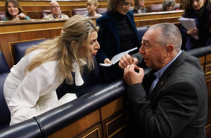 La vicepresidenta segunda y ministra de Trabajo y Economía Social, Yolanda Díaz, conversa con el diputado de Compromís en el Congreso, Joan Baldoví, durante una sesión de control
