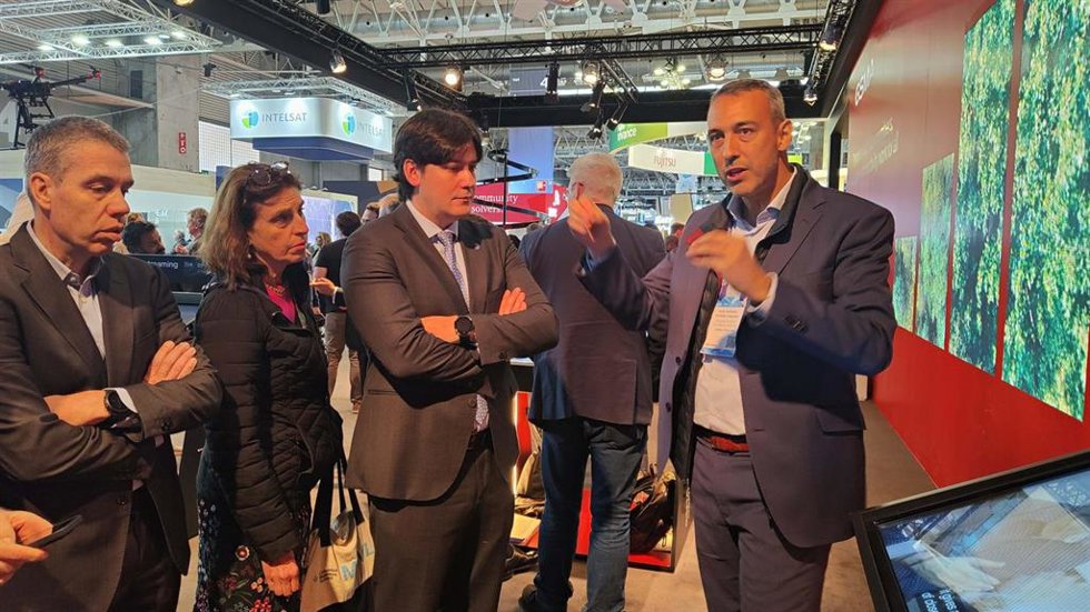 El consejero de Ciencia, Innovación y Universidad, Borja Sánchez, que ha visitado el estand de Cellnex Telecom en el Mobile World Congress de Barcelona para presentar el programa Asturias, Nomad Paradise.