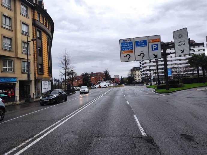 Archivo - Tráfico en la glorieta de la Cruz Roja en Oviedo.