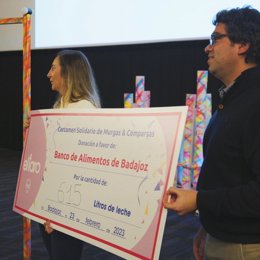 El Faro de Badajoz recauda 615 litros de leche para el Banco de Alimentos gracias al I Certamen de Murgas y Comparsas