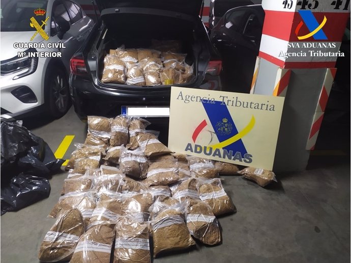 Archivo - Aprehendidos 100 kilos de picadura de tabaco en el maletero de un vehículo en Badajoz .