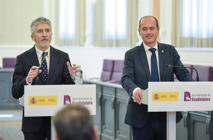 El ministro del Interior, Fernando Grande-Marlaska (i) y el alcalde de Guadalajara, Alberto Rojo, intervienen durante la presentación del proyecto del futuro cuartel del GEO, en el Ayuntamiento de Guadalajara, a 27 de febrero de 2023, en Guadalajara.
