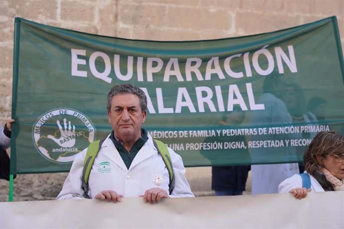 Manifestación del Sindicato Médico de Atención Primaria junto a asociaciones de pensionistas.