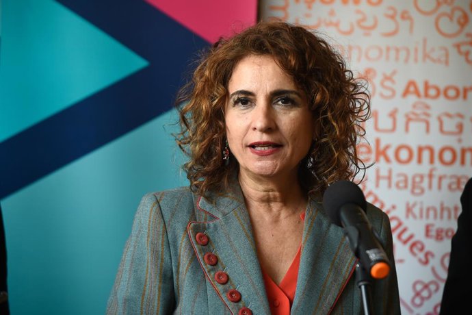 La ministra de Hacienda y Función Pública, María Jesús Montero, atiende a los medios de comunicación antes del comienzo de la conferencia a 24 de febrero de 2023 en Málaga, (Andalucía, España). La ministra de Hacienda y Función Pública, María Jesús Mont