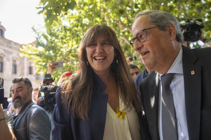 Archivo - Arxivo - L'expresident de la Generalitat, Quim Torra i la presidenta del Parlament, Laura Borrs,  saluden a les persones que es manifesten per recolzar a la presidenta enfront del Parlament, a 28 de juliol de 2022.
