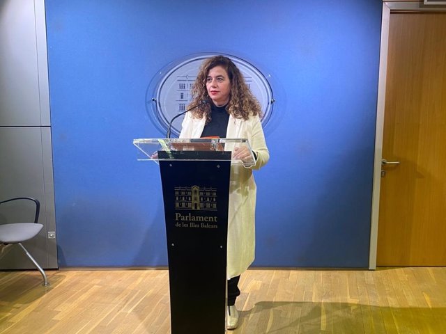 Archivo - La portavoz parlamentaria del PSIB, Pilar Costa, en rueda de prensa.