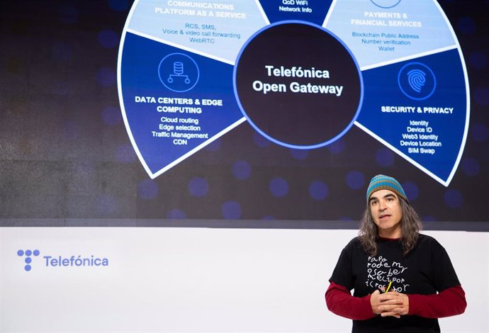 El director de la Unidad Digital de Telefónica, Chema Alonso, durante la presentación 'Creando Servicios Telco para los desarrolladores' en el 'stand' de Telefónica, celebrada este lunes 27 de febrero