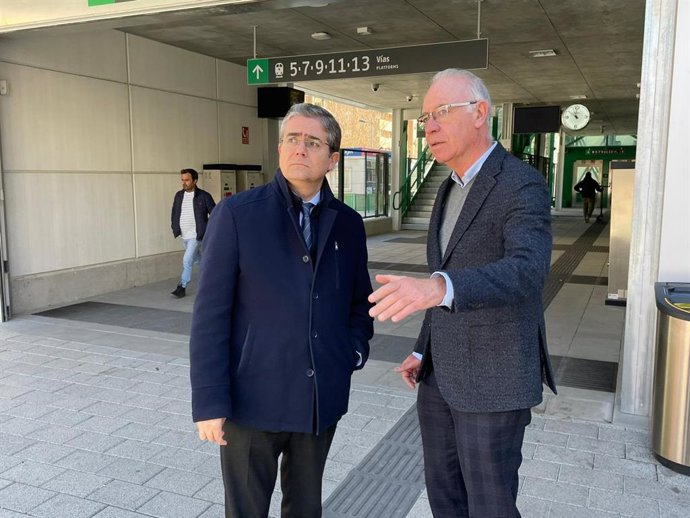 Los concejales Antonio Navarro y Jesús Pacheco, en la estación