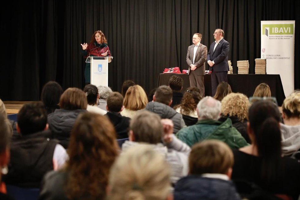 La presidenta del Govern balear, Francina Armengol, el conseller de Movilidad y Vivienda, Josep Marí, y del alcalde de Calvi, Alfonso Rodríguez, en el acto de entrega de llaves de viviendas protegidas en Magaluf.