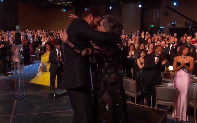 Emocionante reencuentro de Andrew Garfield con Sally Field, su tía May en Spider-Man, durante los SAG Awards