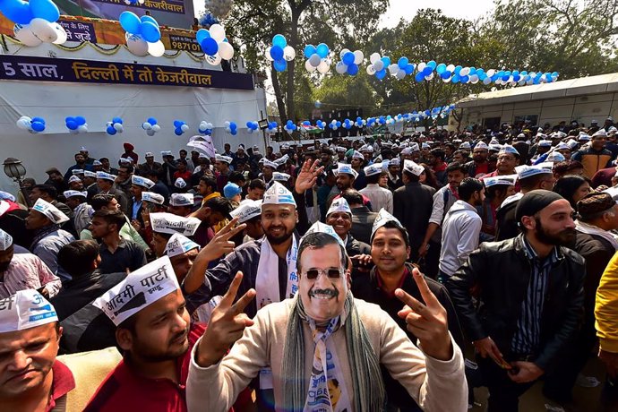 Archivo - Imagen de archivo de seguidores del partido Aam Aadmi tras las elecciones a la asamblea de Delhi.