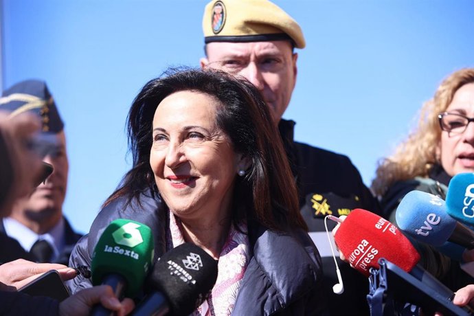 La ministra de Defensa, Margarita Robles, este lunes en declaraciones a los medios en Morón de la Frontera (Sevilla) en su visita a la Unidad Militar de Emergencias (UME).
