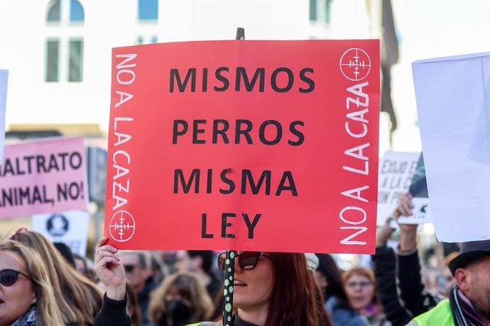 Una mujer sujeta una pancarta de 'Mismos perros misma ley' en una concentración bajo el lema No a la caza, en la Plaza de Callao, a 5 de febrero de 2023, en Madrid (España). Cada febrero, la Plataforma NAC (No a la Caza) convoca a nivel estatal una ma