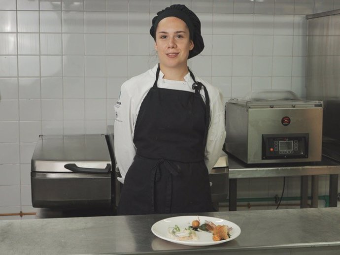 La alumna de Hoteles Escuela de Canarias (Hecansa) Sara De Vera Martín se ha convertido en finalista del XI Premio Promesas de la alta cocina, de Le Cordon Bleu Madrid