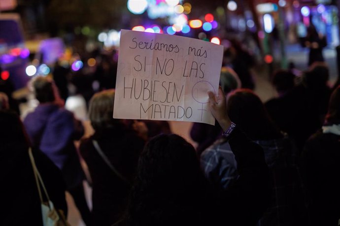 Archivo - Varias mujeres durante una manifestación contra las violencias machistas en el distrito de Vallecas