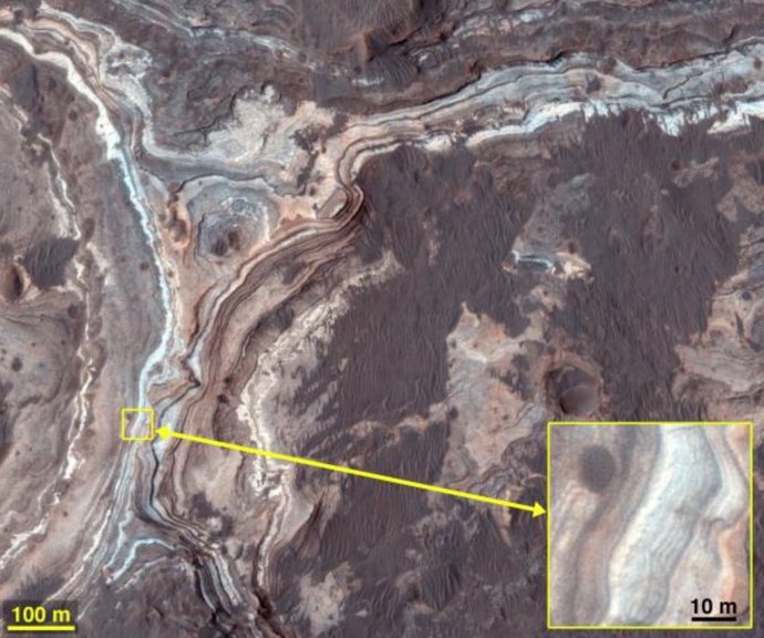 Imagen en color mejorada de HiRISE que muestra sedimentos estratificados que contienen arcillas.