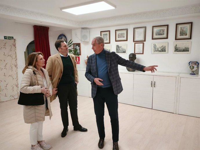 La candidata de Ciudadanos a la Alcaldía de Granada, Concha Insúa,  visita la Asociación Casa de Granada en Madrid.