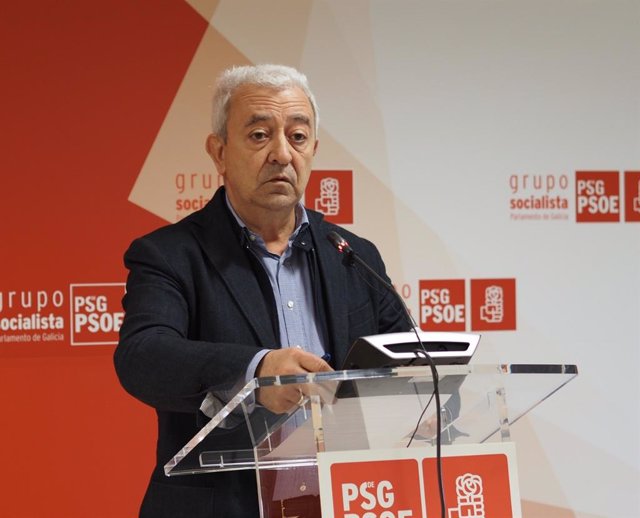 El portavoz del PSdeG en el Parlamento, Luis Álvarez, en rueda de prensa.