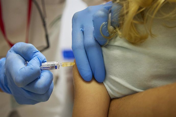 Archivo - Detalle de la jeringa donde le van a inyectar la vacuna de la gripe durante la vacunación a menores de 5 años de la gripe, a 17 de octubre de 2022 en Sevilla (Andalucía, España).